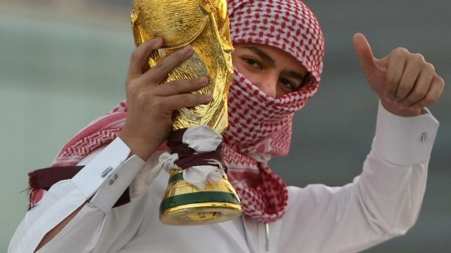 شاب قطري يحتفل باختيار قطر لتستضيف بطولة كأس العالم 2022 (AFP)