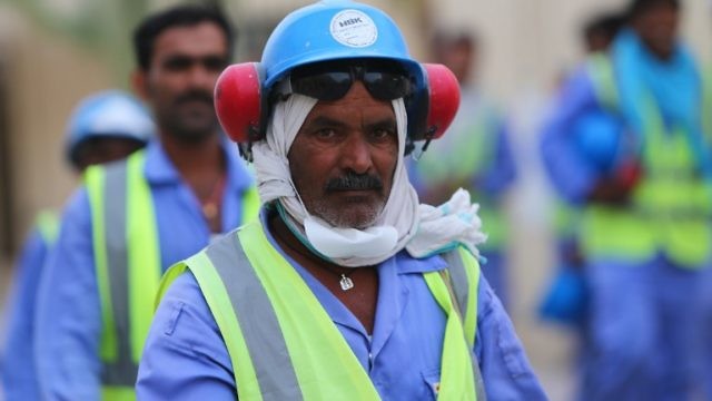 عامل بناء يبني امللاعب القطرية لاستضافة العاب كأس العالم 2022 في قطر (AFP)