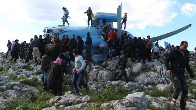 حطام طائرة مروحية في جبل الزاوية في 22 آذارمارس 2015 (AFP)