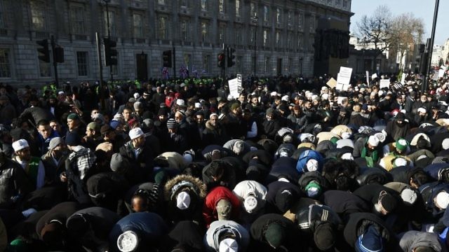 حشود جماهيرية في صلاة الجمعة في لندن (AFP)