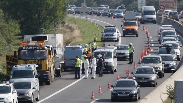 الشرطة النمساوية تعثر على جثث عشرات اللاجئين داخل شاحنة (AFP)