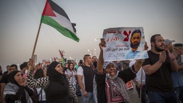 أصبحت مدينة أشكلون التي يتعالج فيها علان ساحة للصراع بين متظاهرين فلسطينيين يؤيّدون إطلاق سراحه، وبين متظاهرين من اليمين الإسرائيلي (Hadas Parush/Flash90)