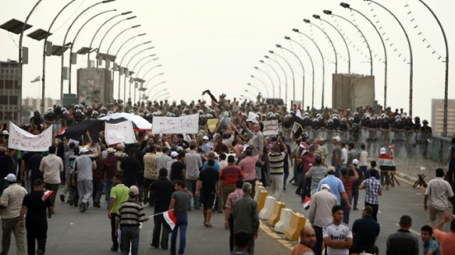 تظاهرة في بغداد احتجاجا على الفساد والبطالة وتردي الخدمات العامة في 8 نيسان/ابريل 2011 (AFP)