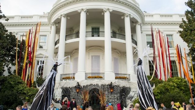 US President Barack Obama and First Lady Michelle Obama hand out treats to children trick-or-treating for Halloween on the South Lawn of the White House in Washington, DC, October 30, 2015. AFP PHOTO / SAUL LOEB