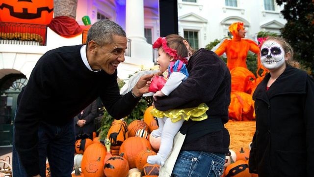 أوباما يحتفل بالهالوين في البيت الأبيض (White House)