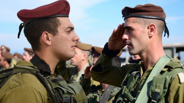 من اليمين الى اليسار، مقاتل في جولاني مقابل مقاتل في المظلين (IDF Flickr)