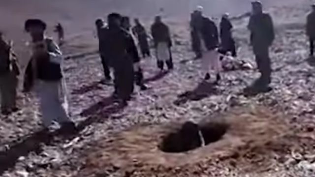 توثيق يثير الاشمئزاز لرجم امرأة حتى الموت في أفغانستان (لقطة شاشة)