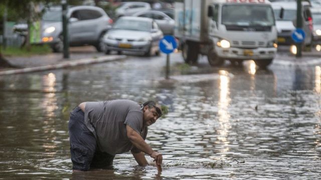 سقوط الأمطار خلال أيام قليلة أدى إلى إغراق شوارع كاملة في تل أبيب (AFP)