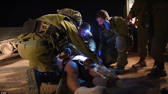 طاقم طبي إسرائيلي يقدم العلاج لمصاب سوري (IDF)