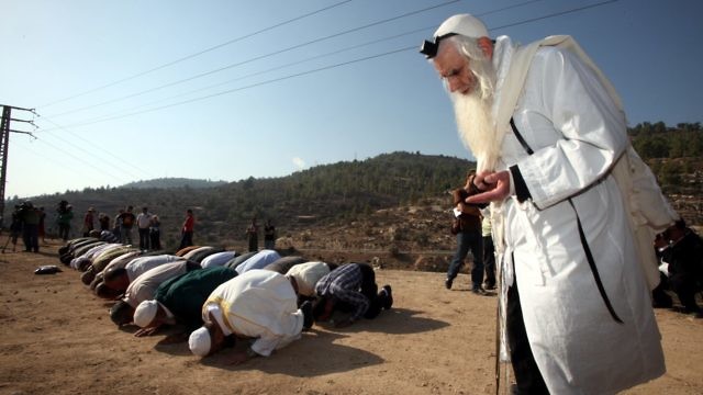 الحاخام الراحل مناحيم فرومان يصلي مع مسلمين (Yossi Zamir/Flash 90)