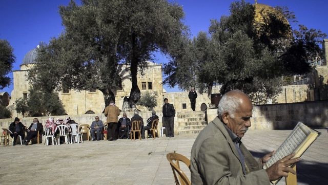 فلسطيني يقرأ القرآن الكريم في باحة الحرم القدسي الشريف (Flash90/Muammar Awad)