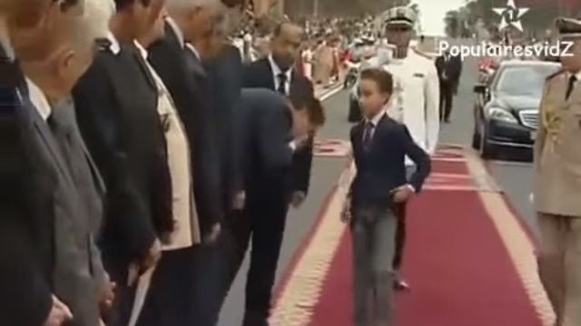 شاهدوا الأمير المغربي الذي يكره عادة تقبيل اليد (يوتيوب)