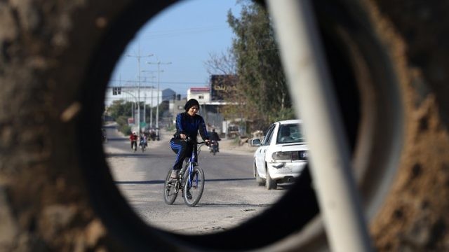 فتيات يركبن الدراجات الهوائية ويثرن جدلا في غزة (AFP/ محمد عبد)