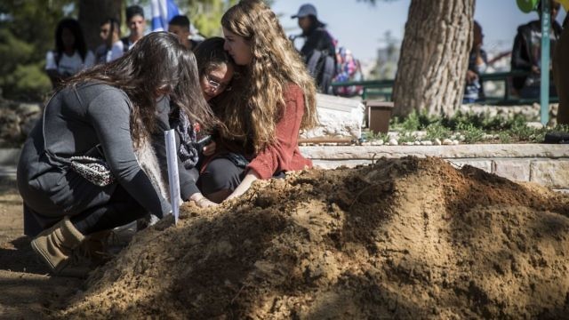 جنازة الجندي توفيا يناي فيسمان الذي قتل طعنا على يد طفلين فلسطينيين في عملية "رامي ليفي" (Hadas Parush/Flash90)