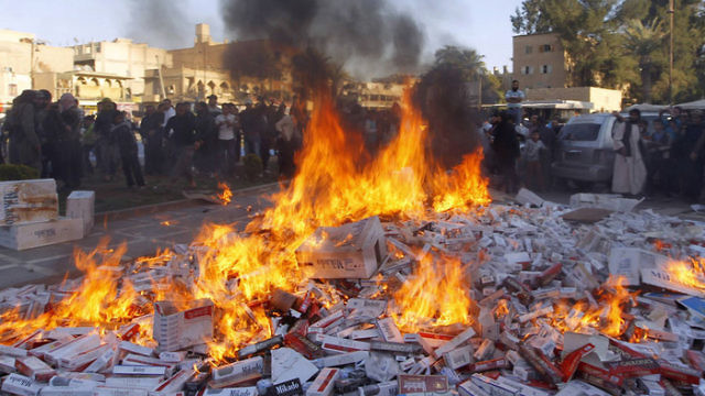 مقاتلو الدولة الإسلامية يتلفون الاف علب السجائر