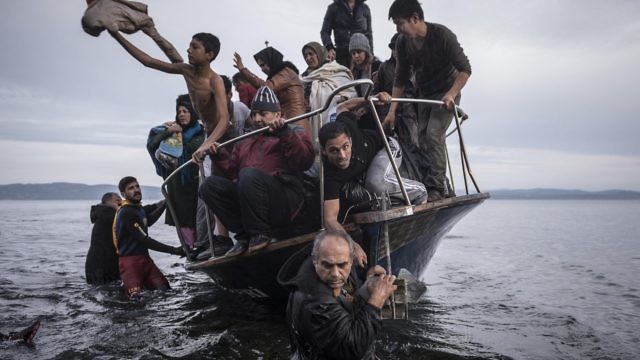 سفينة لاجئين تصل إلى شواطئ جزيرة لسبوس، اليونان. المركز الأول في فئة "الأخبار العامة"، Sergey Ponomarev