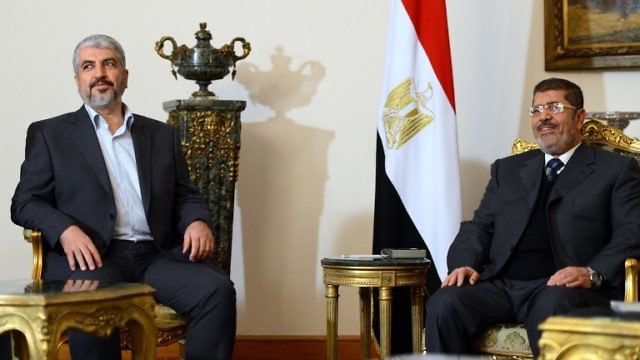 لقاء بين خالد مشعل والرئيس المصري الأسبق، محمد مرسي، عام 2013 في القاهرة (AFP)