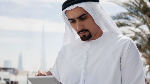 "القراءة من التابلت فى صلاة النافلة جائزة أما الصلاة الواجبة فلا" (Thinkstock)