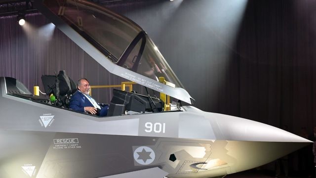 وزير الدفاع الإسرائيلي، ليبرمان، في المقاتلة المُراوِغة F-35‎‏ (Ariel Hermoni Ministry of Defense)