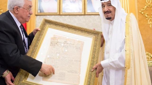 أبو مازن يقدم للملك سلمان نسخة مؤطرة من صحيفة "The Palestine Post" (Twitter)