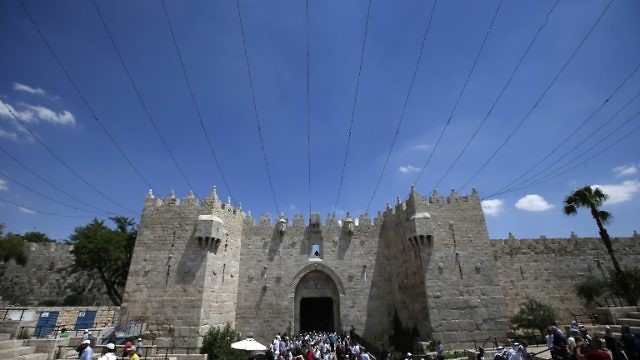 الإفطار الأخير على أسطح القدس (AFP)