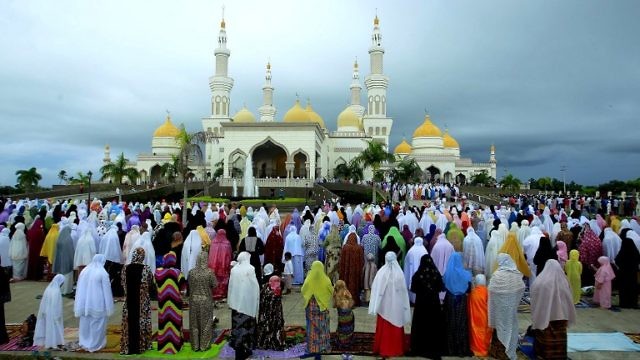 مُسلمون فليبينيون يُشاركون في صلاة فجر العيد في مسجد السلطان حسن البلقية في مدينة كوتاباتو في الفلبين (MARK NAVALES AFP)