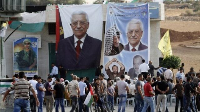 لافتات تحمل صور الرئيس الفلسطيني محمود عباس خلال الانتخابات المحلية عام 2012 (AFP)