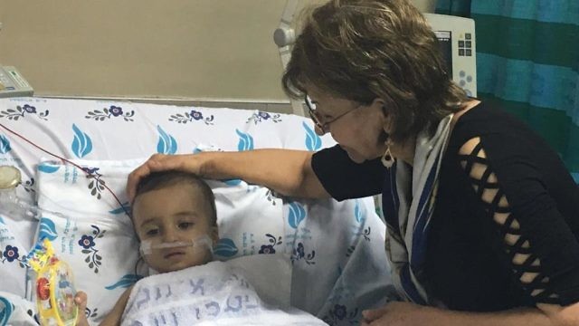 في الصورة: يحيى في المستشفى مع مرافقته الأمريكية - الأفغانية، تصوير جمعية "أنقذ قلب طفل"