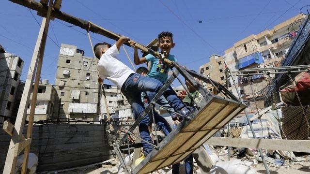 لبنان: أولاد سوريون وفلسطينيون يلعبون على مشارف مخيّم شتيلا للاجئين ׁׂ(AFP)