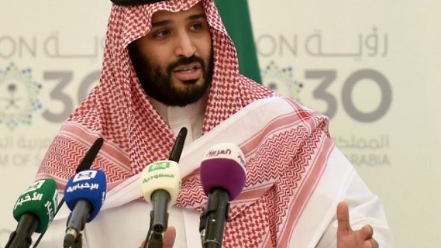 ولي العهد السعودي، محمد بن سلمان، يعرض خطته الاقتصادية الطموحة حتى عام 2030 (AFP)