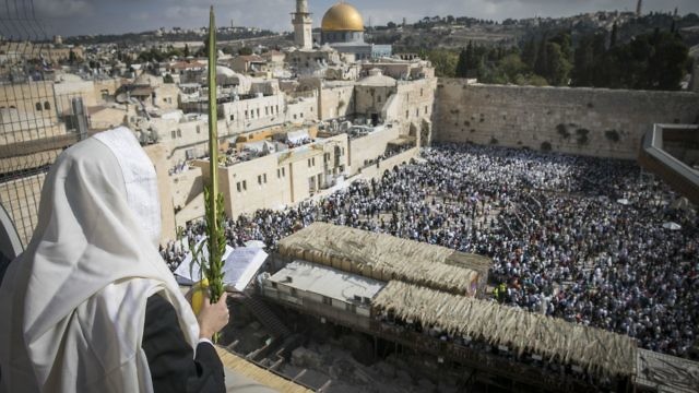 بركة الكهنة في حائط البراق خلال عيد العرش (Yonatan Sindel/Flash90)