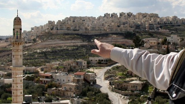 مسجد في حي ام طوبا شرقي القدس والحارة اليهودية الجارة خلفه (AHMAD GHARABLI / AFP)