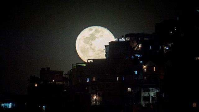 ظهور القمر (AFP PHOTO/YASUYOSHI CHIBA)
