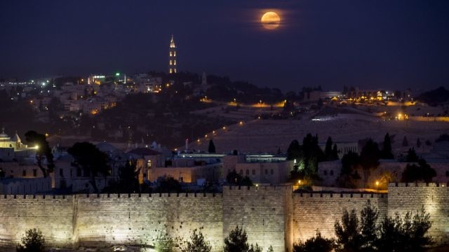 السوبر مون يسطع في سماء القدس (Flash90/Yonatan Sindel)
