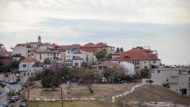 مبانٍ جديدة على إحدى التلال القريبة من ميناء يافا (Noam Moskowitz)