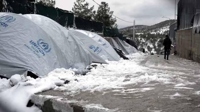 خيمة مغطاة بالثلج في معسكر اللاجئين في جزيرة لسبوس اليونانية (AFP)