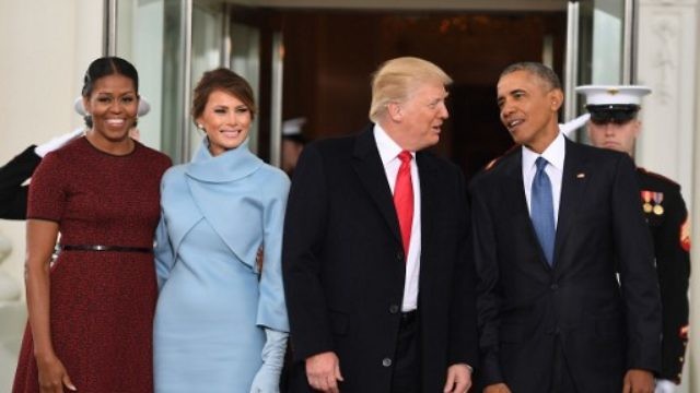 US President Barack Obama(R) and First Lady Michelle Obama(L) welcome Preisdent-elect Donald Trump(2nd-R) and his wife Melania to the White House in Washington, DC January 20, 2017.  / AFP PHOTO / JIM WATSON