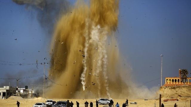 قصف الجيش الإسرائيلي في غزة ردا على إطلاق النار من القطاع (AFP)