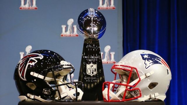 الفريقان المتنافسان هما: Atlanta Flacons/New England Patriots )(AFP