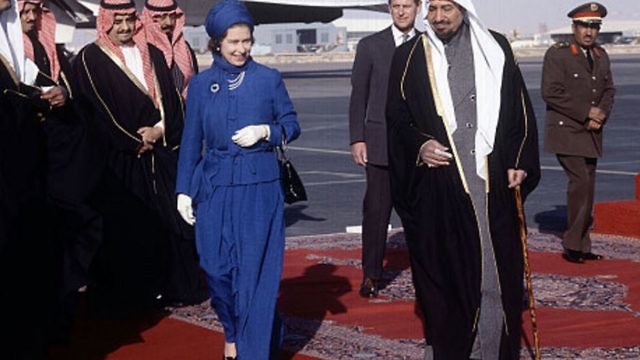 ملكة بريطانيا إليزابيث ترتدي غطاء رأس أثناء زيارتها للسعودية عام 1979 (Rex)