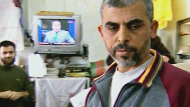 يحيى السنوار  في مقابلة مع إعلامي إسرائيل عام 2006 (لقطة شاشة)