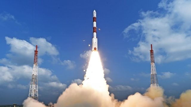 إطلاق أقمار صناعية إسرائيلية وإماراتية إلى الفضاء (isro)