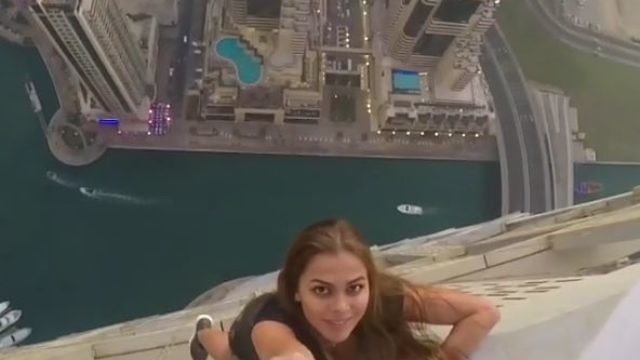 سيلفي جنوني في دبي لعارضة أزياء  (viki_odintcova Instagram)