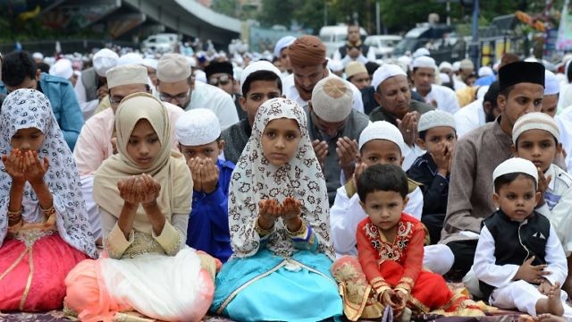 صلاة في الهند في نهاية رمضان (AFP / NOAH SEELAM)