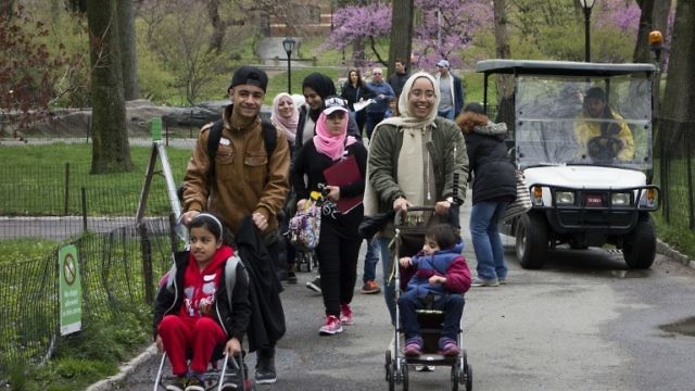 عائلات عراقية لاجئة تتنزه في مدينة نيو يورك (AFP)