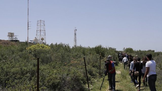 جولة اعلامية أجراها حزب الله على طول الحدود مع إسرائيل في جنوب لبنان (AFP)