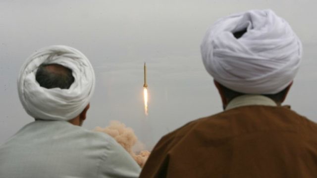 إطلاق صاروخ إيراني (FARS NEWS / AFP)