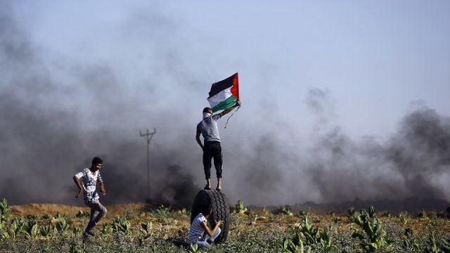 متظاهرون فلسطينيون يشتبكون مع قوات الأمن الإسرائيلية عند الحدود مع القطاع (AFP)