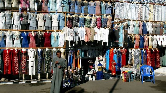 بائع ملابس مصري - صورة توضيحية (MIKE NELSON / AFP)