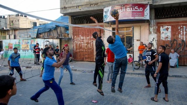 شبان فلسطينيون يلعبون (Abed Rahim Khatib/Flash90)